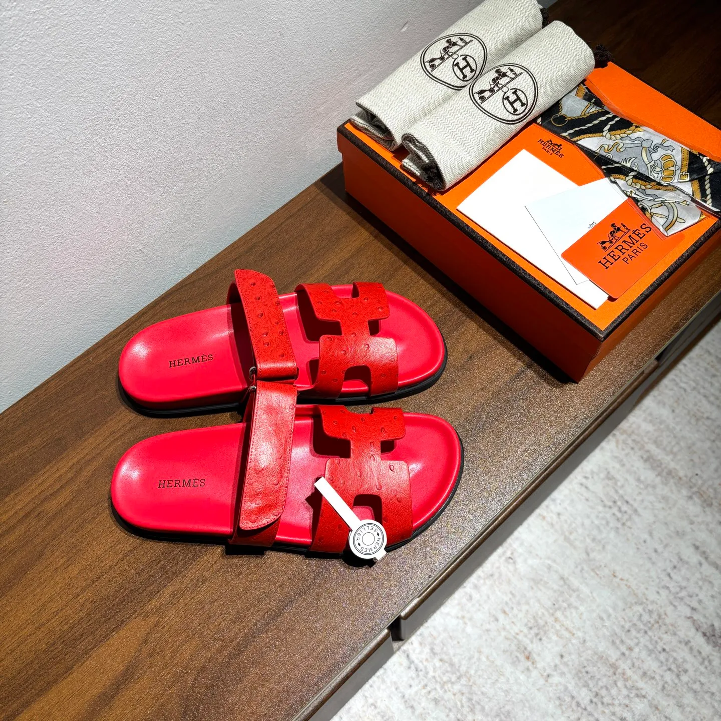 👟👟Ex-factory price 520👟👟 Men's size +10 Brand💗: HERMES Number💗: H8018-210199 Color💗: Ostrich pattern new color system Size 💗: 35 to 40 38-45 Upper material: imported calfskin Outsole material: Tpu anti-slip and wear-resistant outsole 🆕🆕🆕HERMES 2025 latest color matching, original purchased and dismantled, imported custom fabrics. All colors have been adjusted N times, striving to be zero different from the original! The top version for women 💰 Erjie's shoes that have become extremely popular recently - chypre sandals, which are comfortable for all ages and are cute and cute. Paired with various colored socks, it’s so trendy
